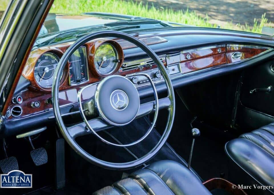 Image 21/52 de Mercedes-Benz 220 SE b (1963)
