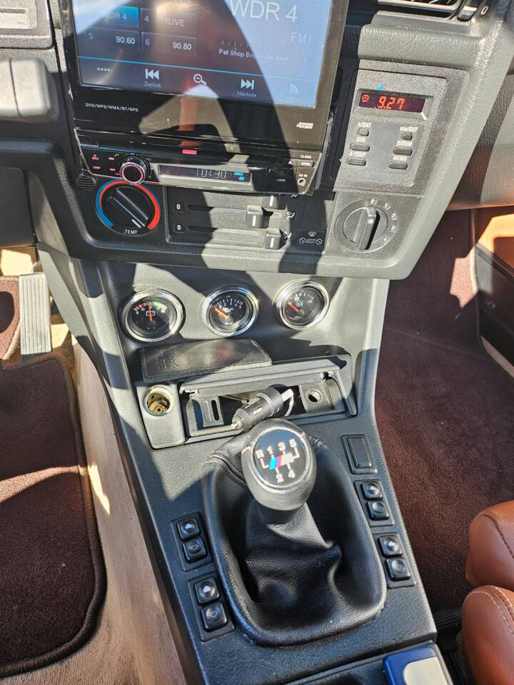 Immagine 6/67 di BMW 320i (1990)