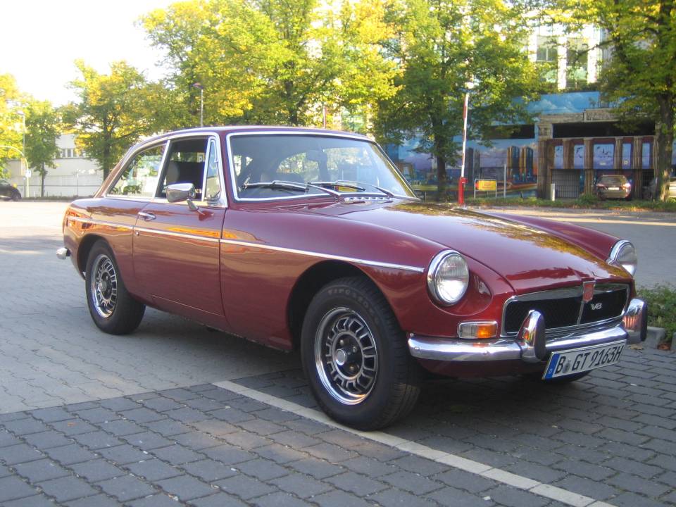 Image 2/9 of MG MGB GT V8 (1974)