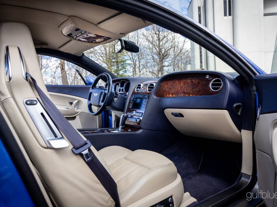 Image 33/75 of Bentley Continental GT (2004)