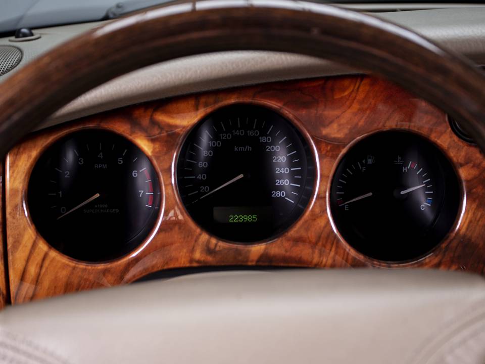 Immagine 26/37 di Jaguar XKR (1998)