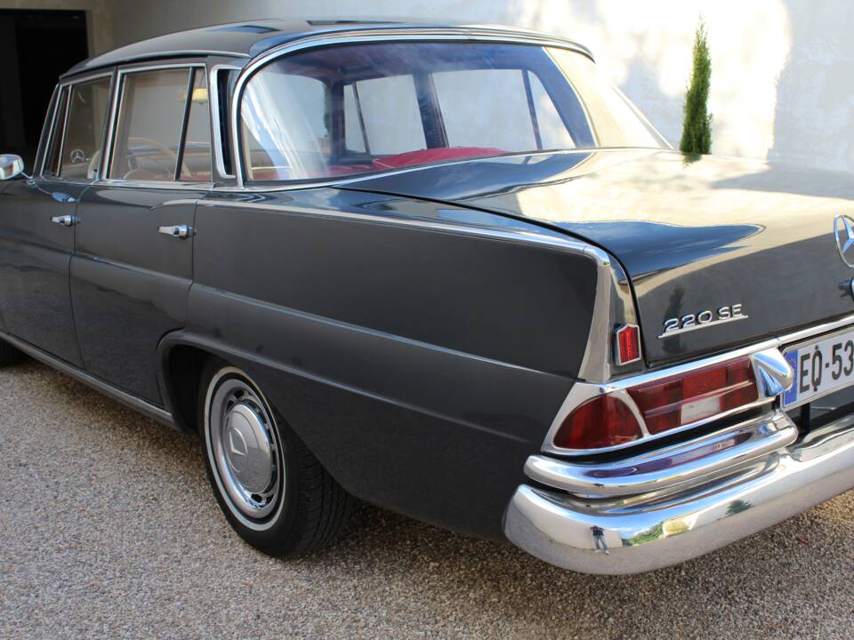 Image 4/18 of Mercedes-Benz 220 SE b (1961)