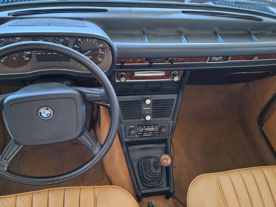 Image 14/19 de BMW 3,3 Li (1976)