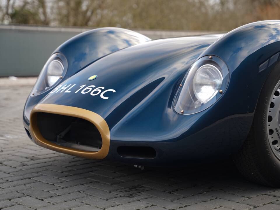 Image 26/50 of Lister Knobbly (1958)