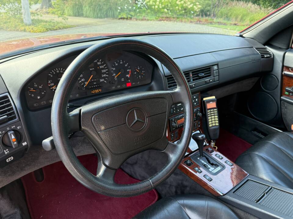 Image 13/34 de Mercedes-Benz 500 SL (1993)