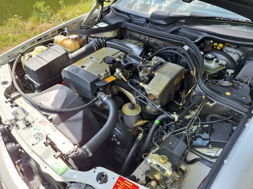 Image 30/36 of Mercedes-Benz E 200 (1994)