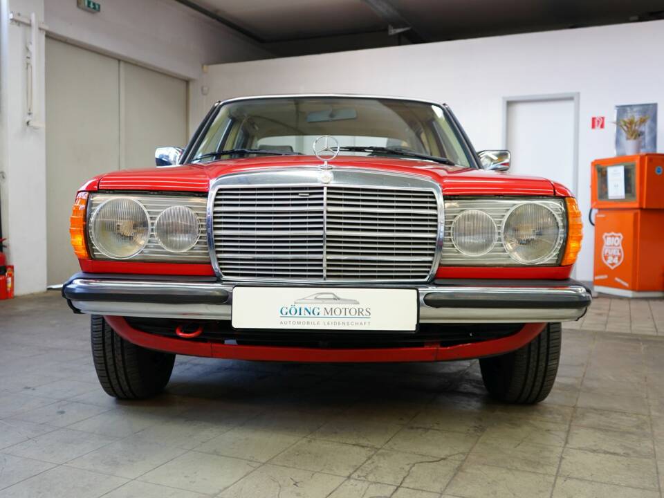 Image 4/32 de Mercedes-Benz 300 D (1981)
