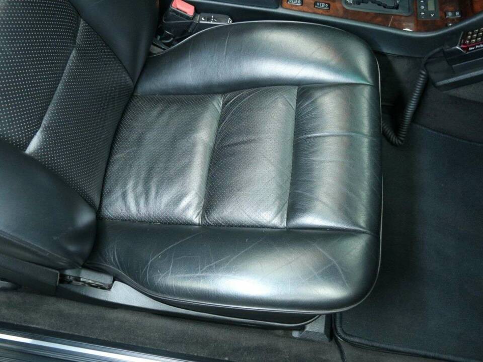 Immagine 22/50 di Mercedes-Benz 560 SEC (1990)