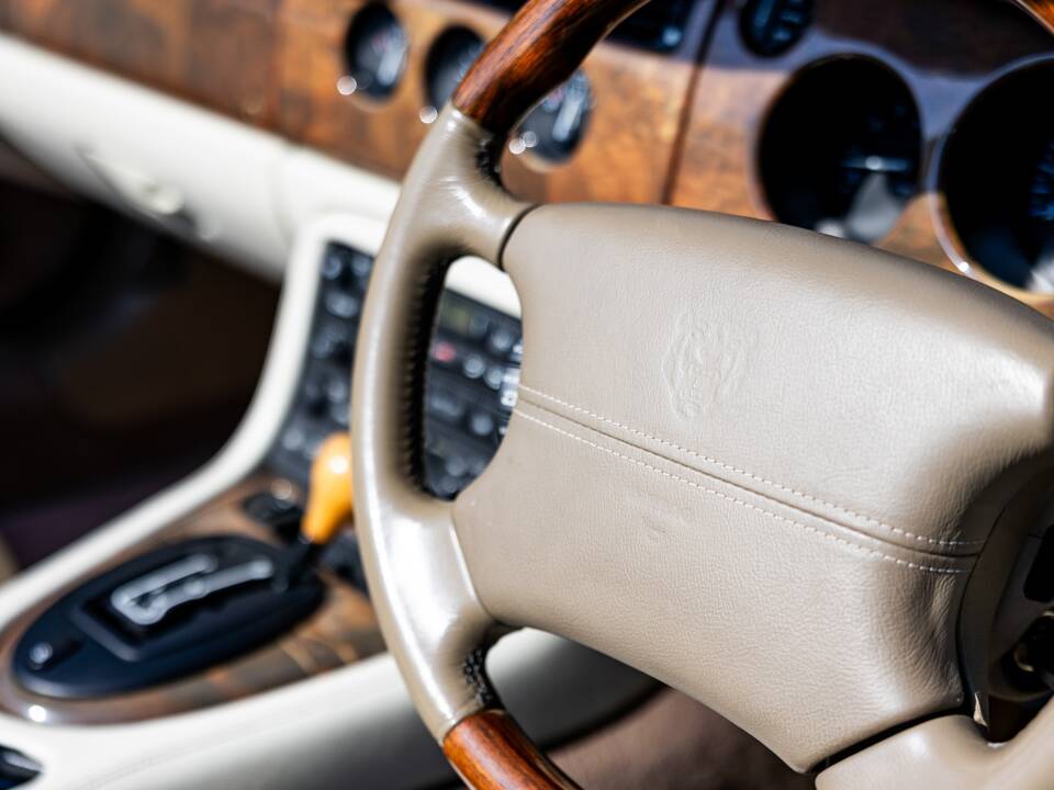 Immagine 28/42 di Jaguar XK8 4.0 (2001)