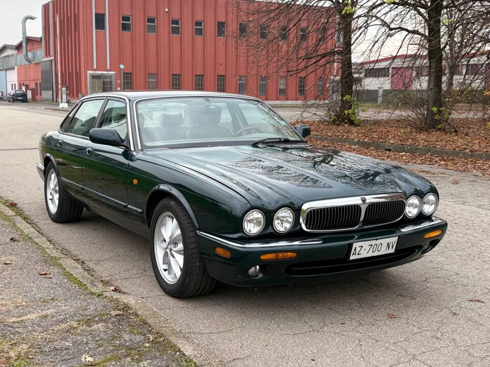 Immagine 7/14 di Jaguar XJ 8 Executive (1998)