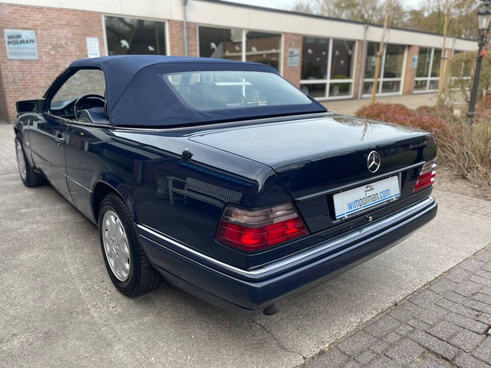 Image 19/25 of Mercedes-Benz E 200 (1996)