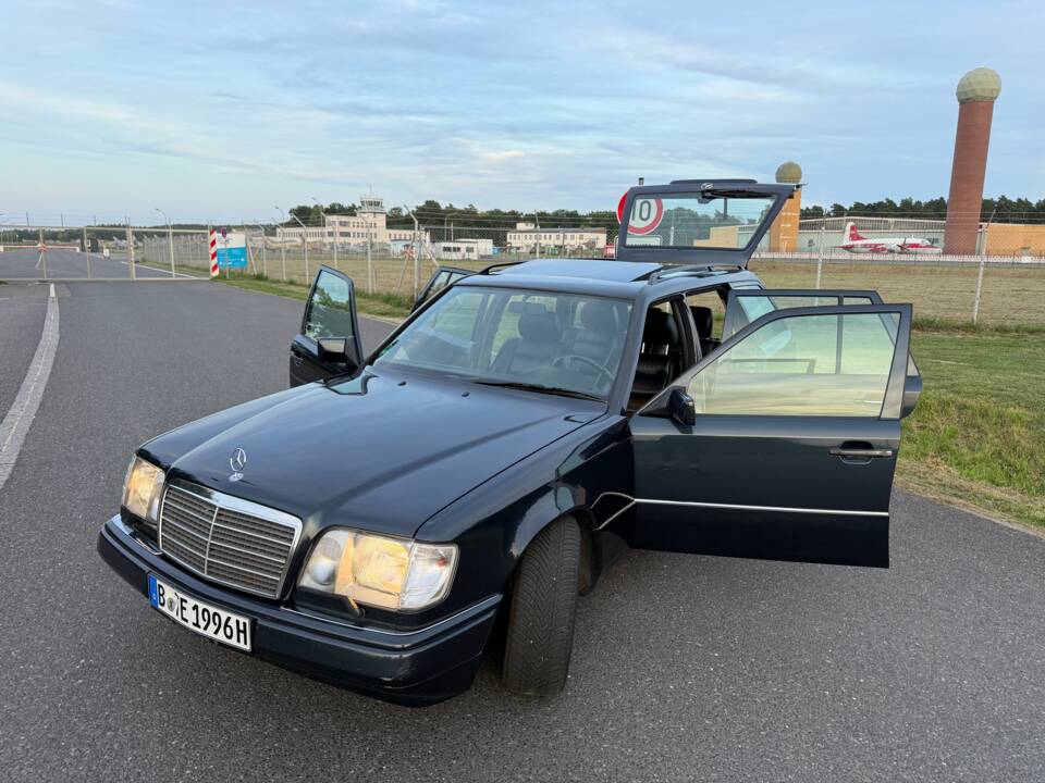 Image 2/24 of Mercedes-Benz E 320 T (1996)