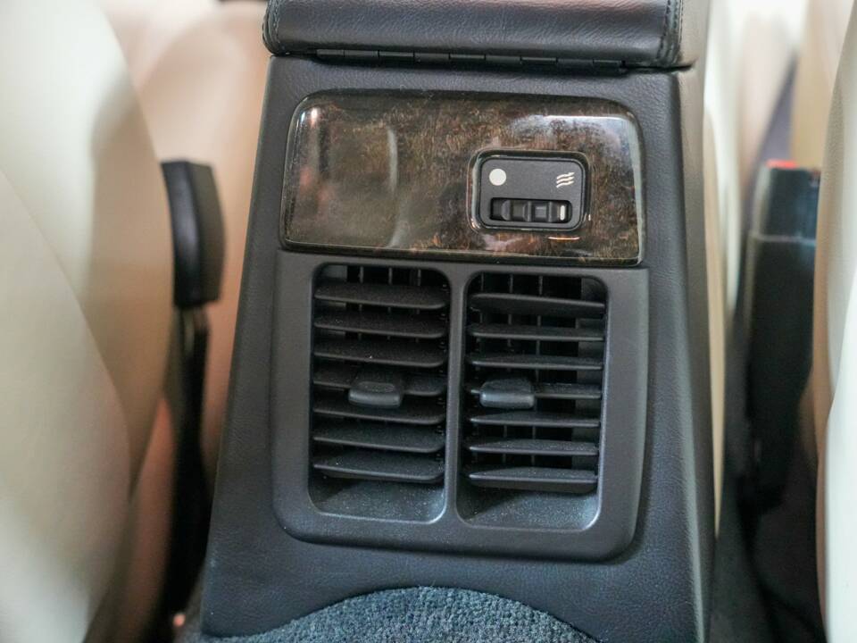 Image 40/50 of Jaguar XJR 4.0 (1995)