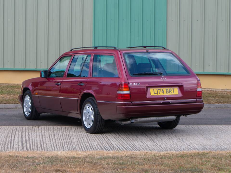 Bild 5/28 von Mercedes-Benz E 320 T (1993)