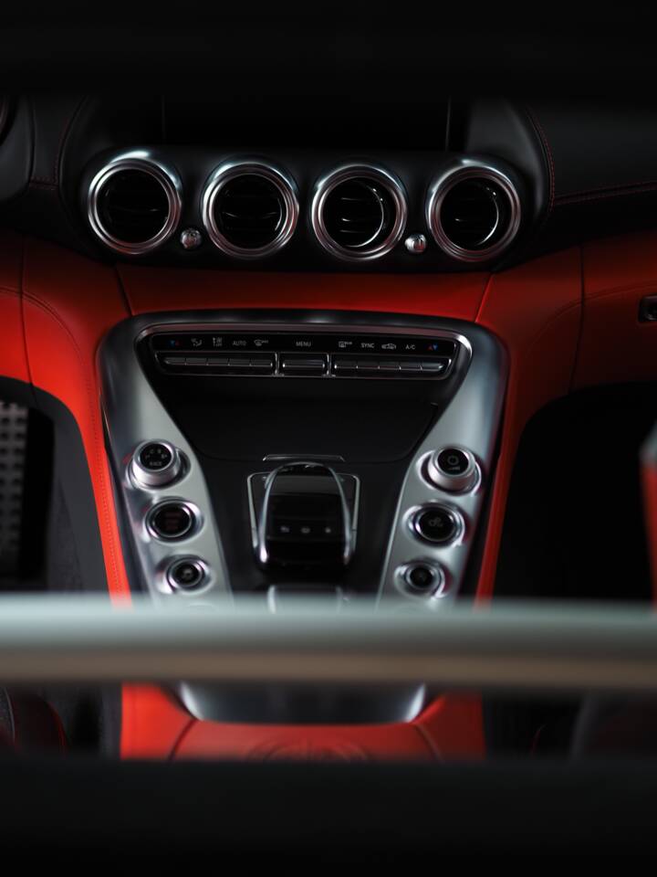 Image 30/49 of Mercedes-AMG GT-S (2015)