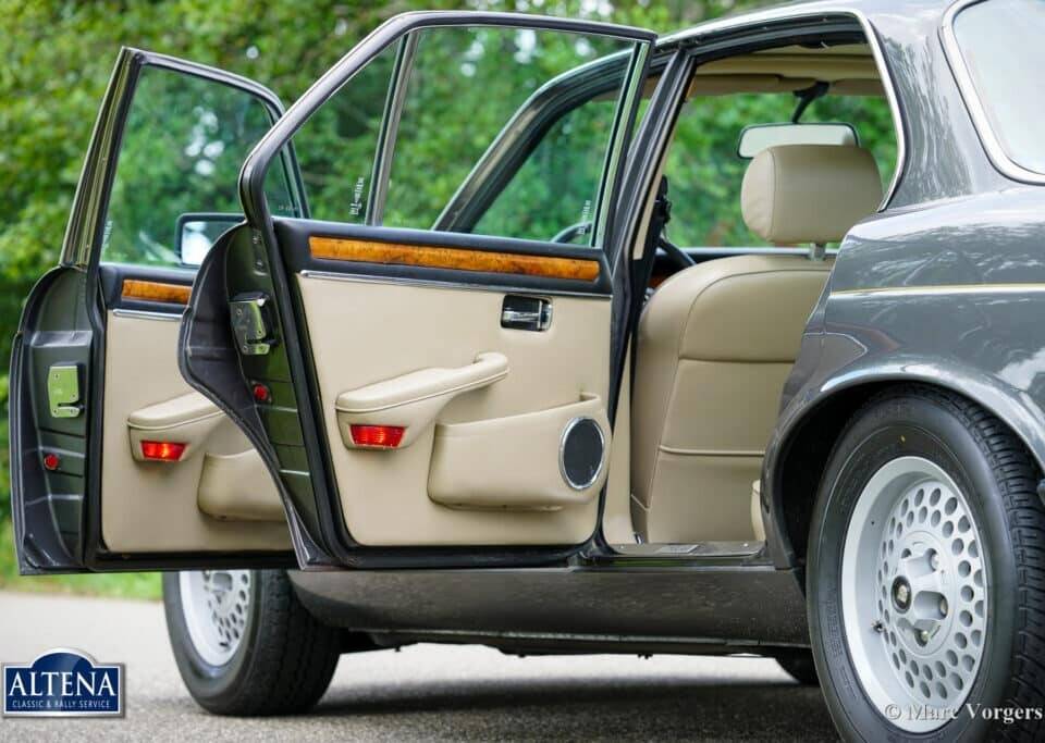 Image 40/57 de Jaguar XJ 12 (1986)