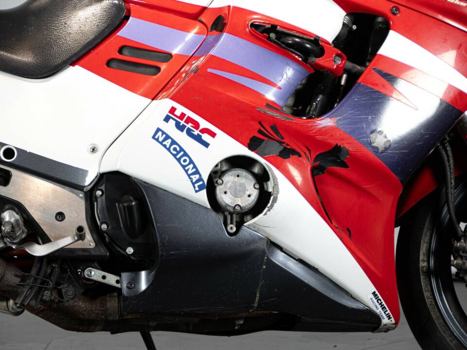 Immagine 17/49 di Honda CBR 1000 RR Fireblade (1995)