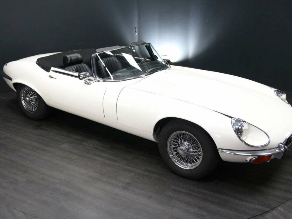 Image 36/49 de Jaguar Type E V12 (1974)