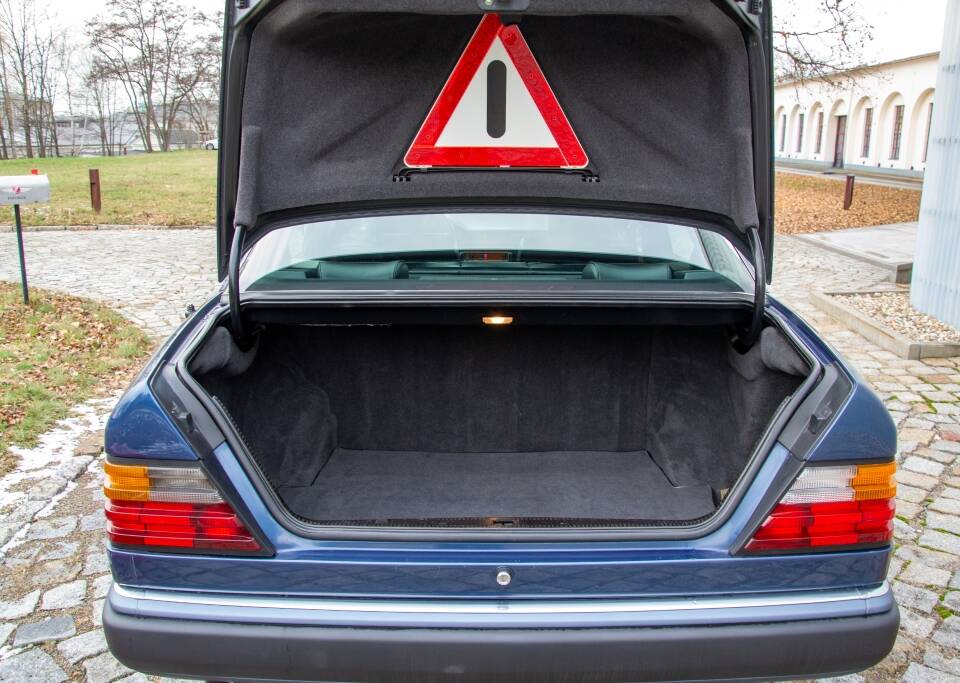 Bild 22/25 von Mercedes-Benz 300 E-24 (1991)