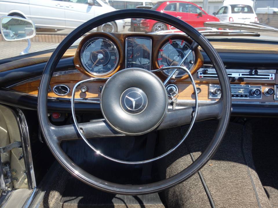 Image 5/32 de Mercedes-Benz 300 SE (1964)