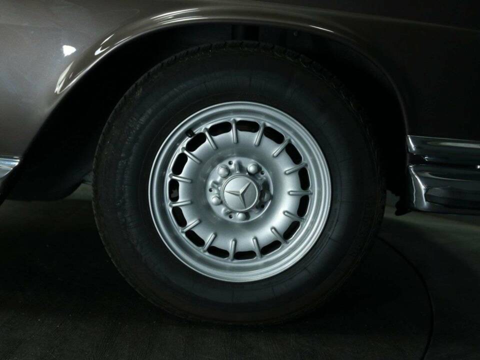 Image 26/30 of Mercedes-Benz 280 SE 3,5 (1970)