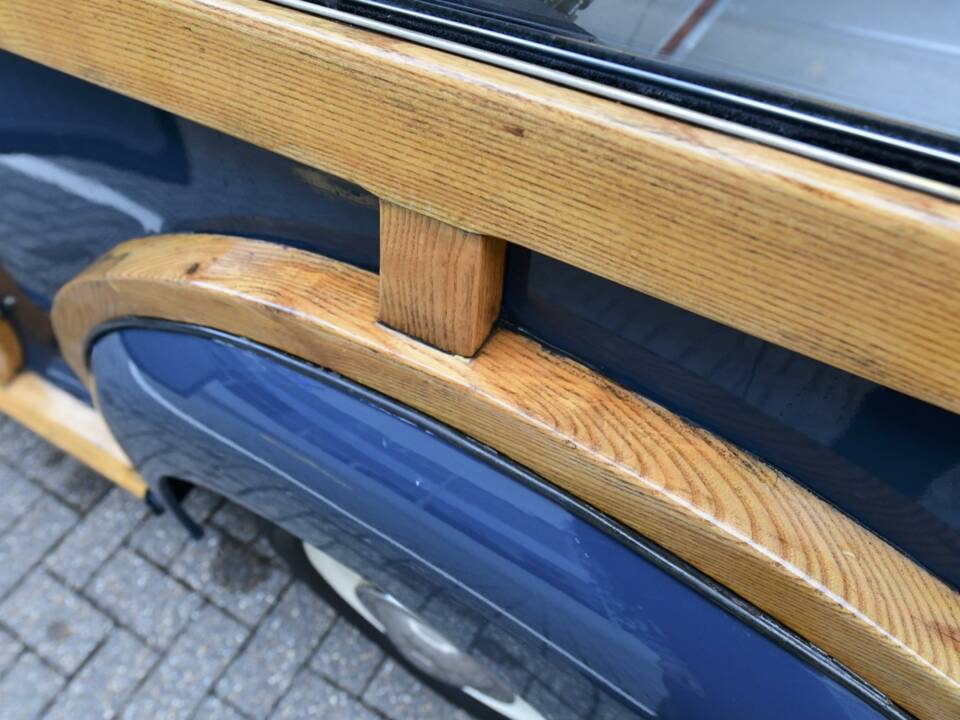 Image 25/50 of Morris Minor 1000 Traveller (1969)