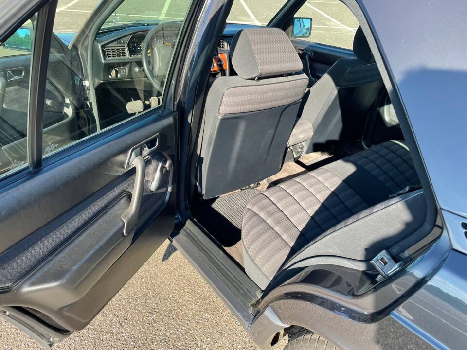 Bild 10/15 von Mercedes-Benz 190 E 1.8 (1992)