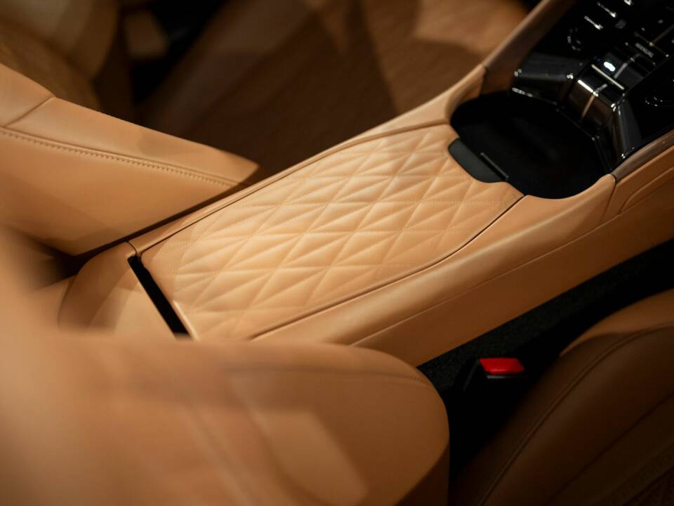 Bild 37/51 von Aston Martin DB12 Volante (2024)