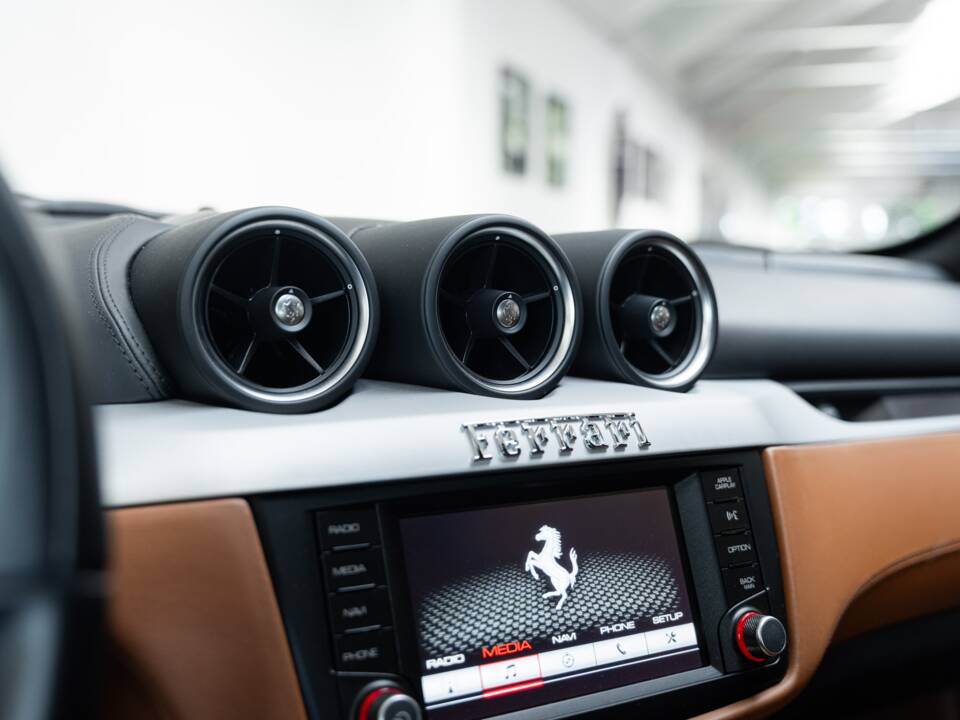Image 22/47 of Ferrari FF (2015)