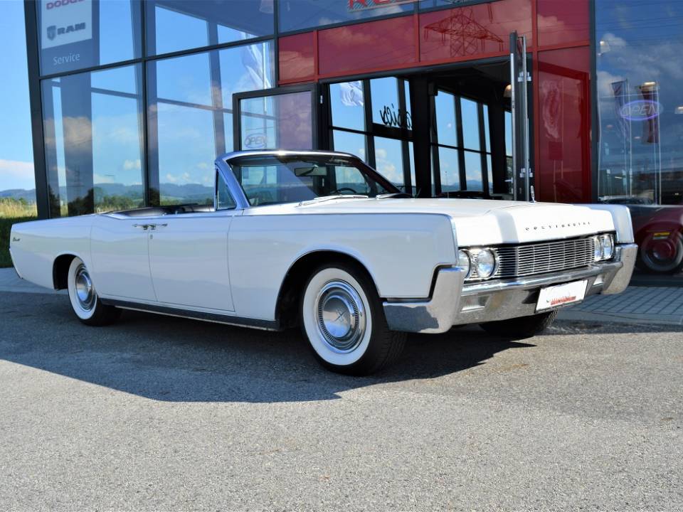 Image 33/50 of Lincoln Continental Convertible (1967)
