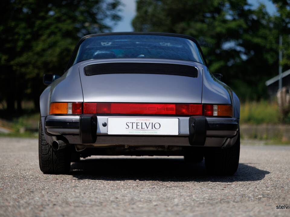 Image 16/44 de Porsche 911 Carrera 3.2 &quot;#250.000 911&quot; (1988)