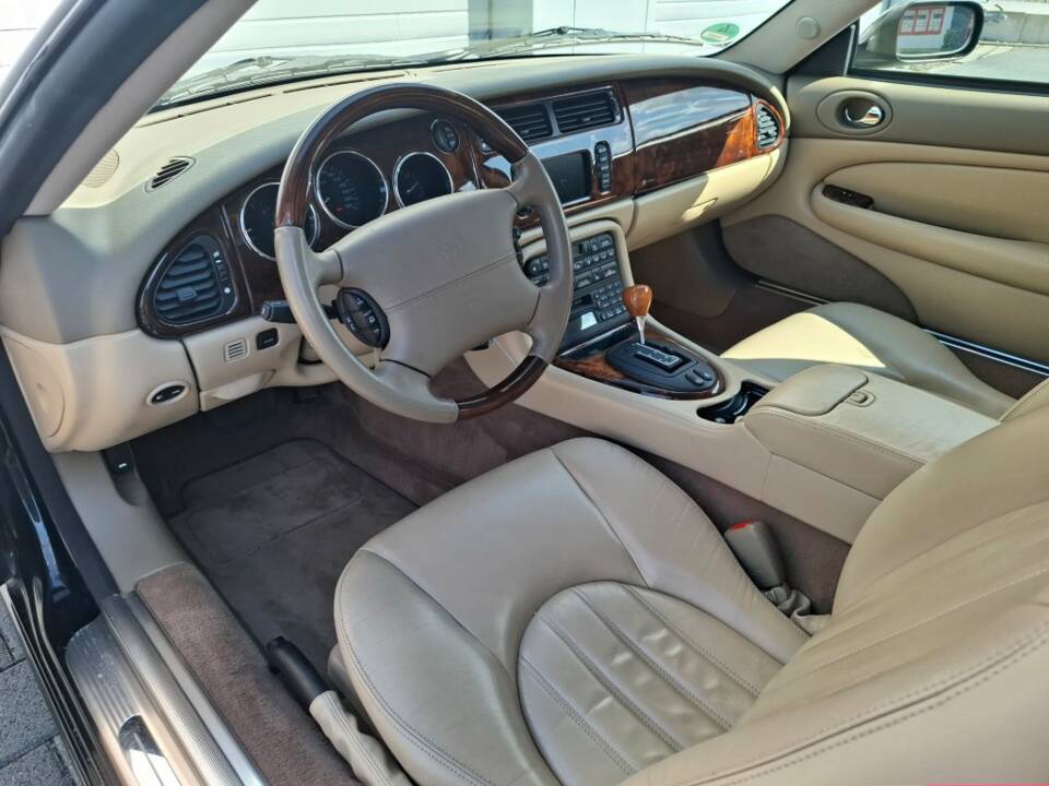 Image 8/23 of Jaguar XK8 4.2 (2005)