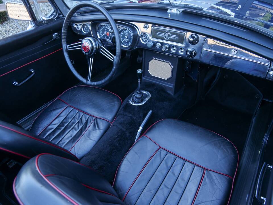 Image 32/50 de MG MGB (1966)