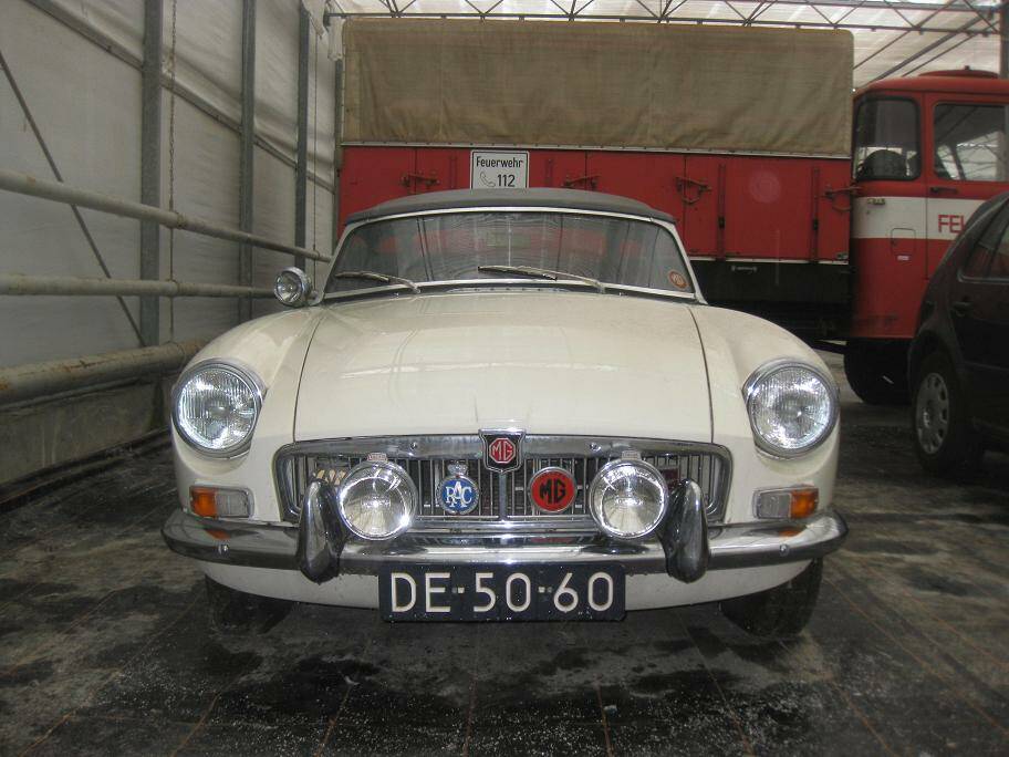 Image 2/11 of MG MGB (1965)