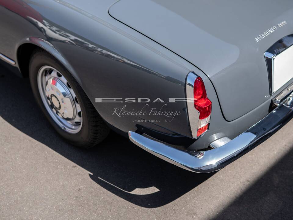 Image 13/31 of Alfa Romeo 2600 Spider (1963)