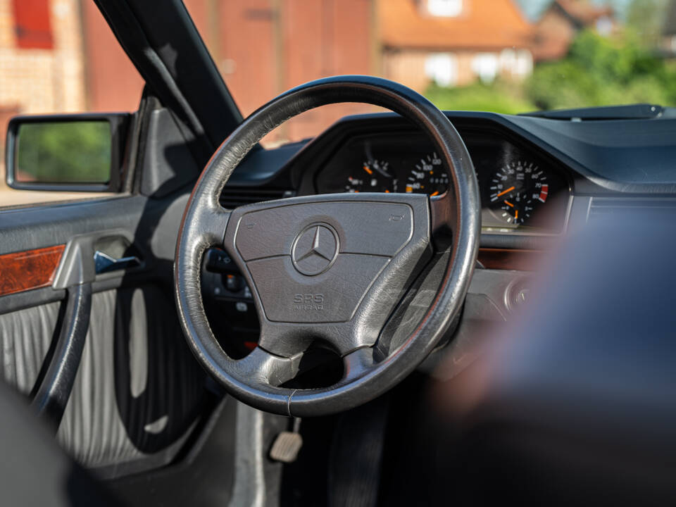 Afbeelding 30/40 van Mercedes-Benz 300 CE-24 (1993)