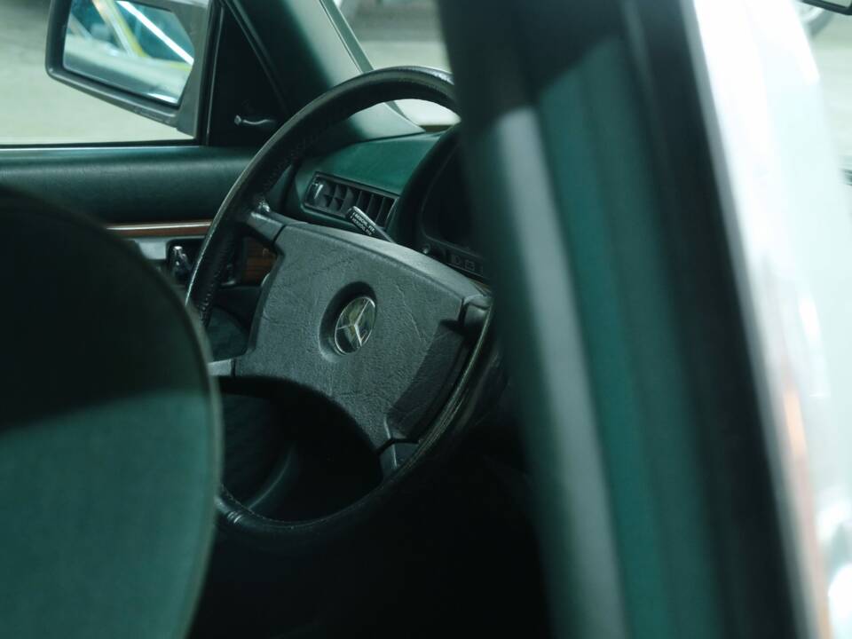Bild 23/50 von Mercedes-Benz 300 SE (1986)