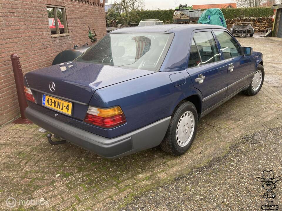 Bild 20/50 von Mercedes-Benz 300 E (1986)