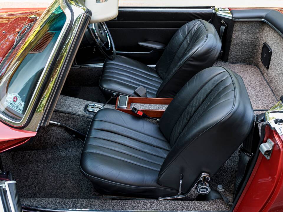 Image 31/33 of Mercedes-Benz 280 SL (1970)