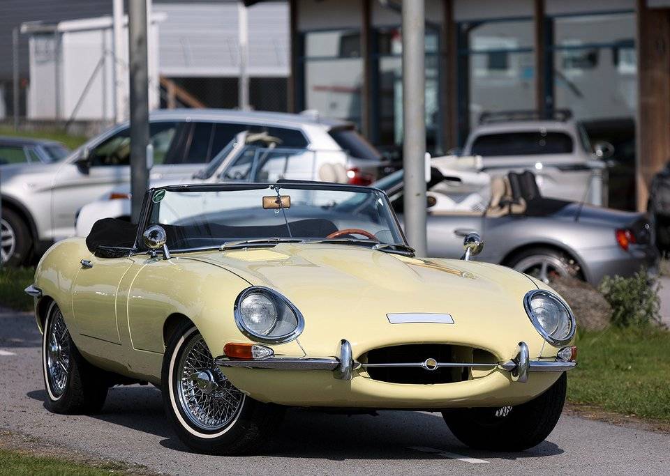 Image 8/35 of Jaguar E-Type (1967)