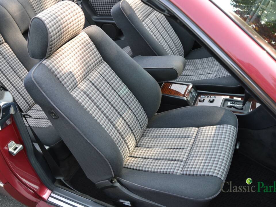 Bild 33/50 von Mercedes-Benz E 200 (1994)