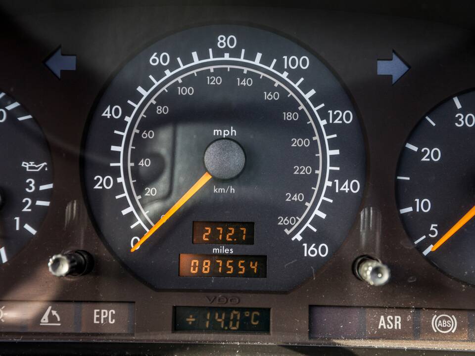 Image 32/43 of Mercedes-Benz SL 500 (1996)