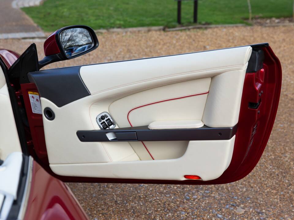 Afbeelding 61/81 van Aston Martin DB 9 Volante (2015)