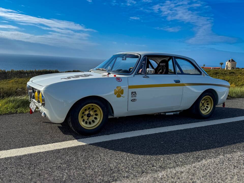 Image 4/99 of Alfa Romeo Giulia 1750 GT Am (1971)