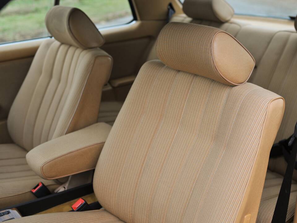Image 28/33 of Mercedes-Benz 230 CE (1985)