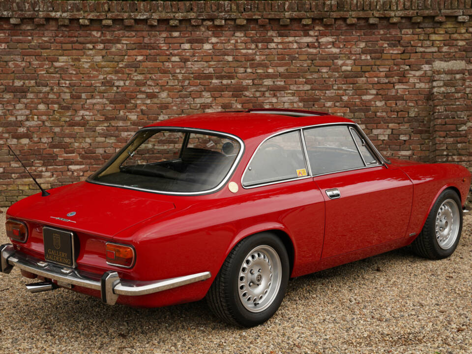 Image 15/50 de Alfa Romeo 1750 GT Veloce (1971)