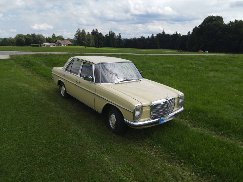 Immagine 4/32 di Mercedes-Benz 200 (1974)