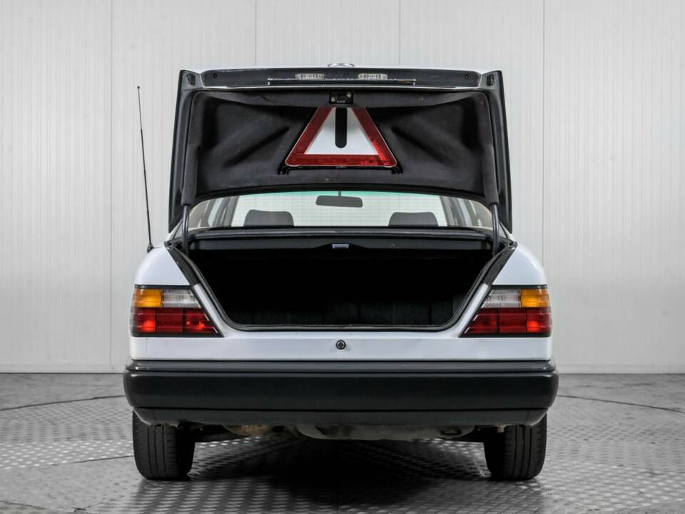 Image 40/50 of Mercedes-Benz 200 (1986)