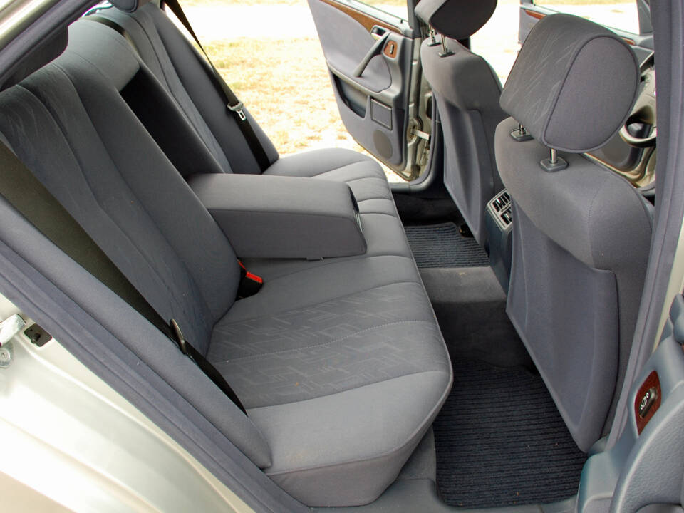 Imagen 21/34 de Mercedes-Benz E 240 (1999)
