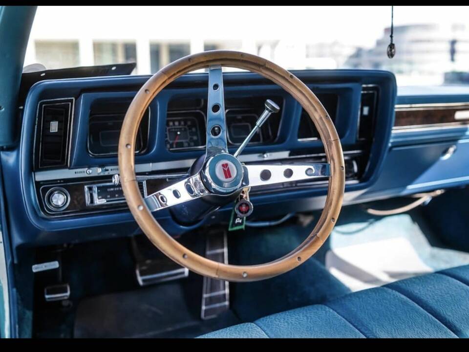 Image 2/7 of Oldsmobile Delta 88 Holiday (1968)